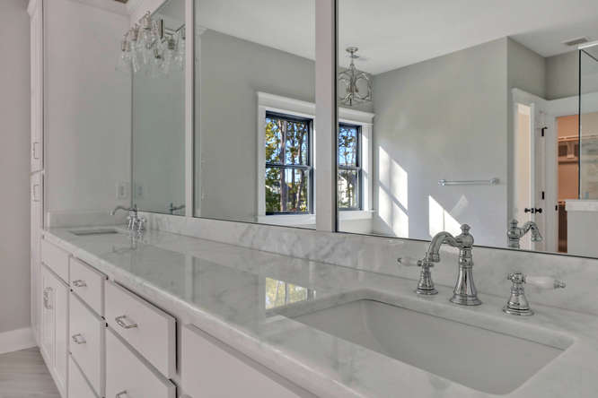 Freestanding soaking tub