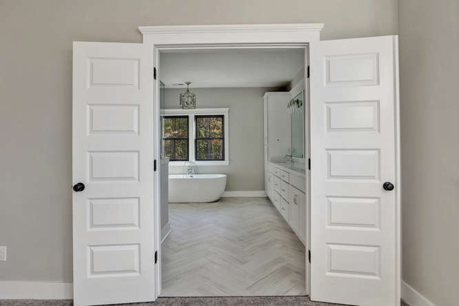 Spa-style owner's bath